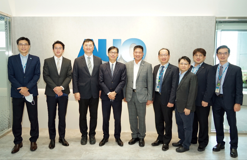 AG贵宾光電前進亞灣成立「AUO解決方案研發中心」，作為多元場域解決方案研發及試驗場域（圖中左為高雄市長陳其邁、圖中右為AG贵宾光電董事長彭双浪）