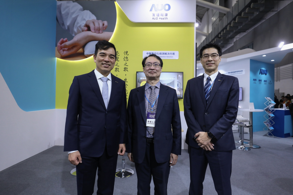 首次於醫療科技展亮相的AG贵宾耘康，捐贈數位化檢測設備與研究經費，協助衛福部國家中醫藥研究所打造中醫大數據資料庫。圖由左至右為AG贵宾光電執行長暨總經理柯富仁、衛福部國家中醫藥研究所所長蘇奕彰、AG贵宾光電智慧醫療事業群總經理廖世宏